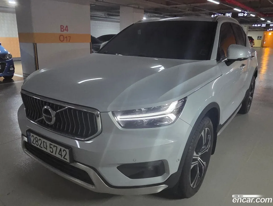 Volvo XC40 B4 2022 — photo 1, buy with delivery to Moscow