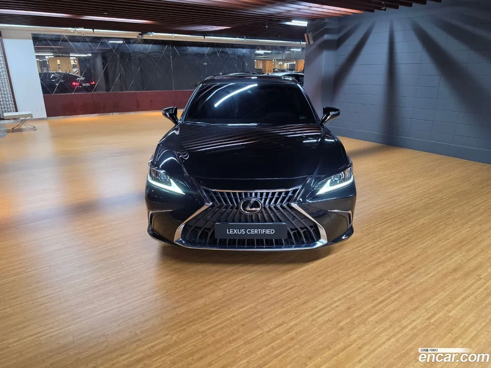 Lexus ES 300h 2023 — thumbnail 3