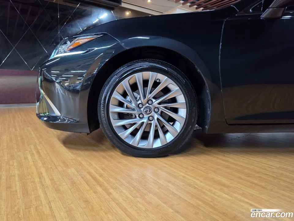 Lexus ES 300h 2023 — thumbnail 5