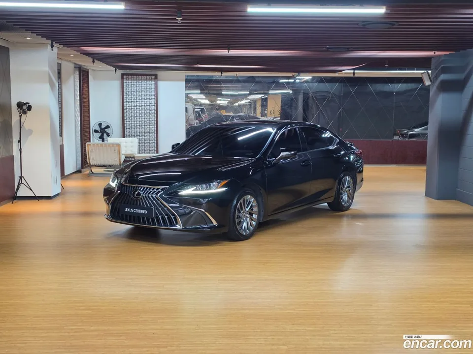 Lexus ES 300h 2023 — photo 1, buy with delivery to Moscow