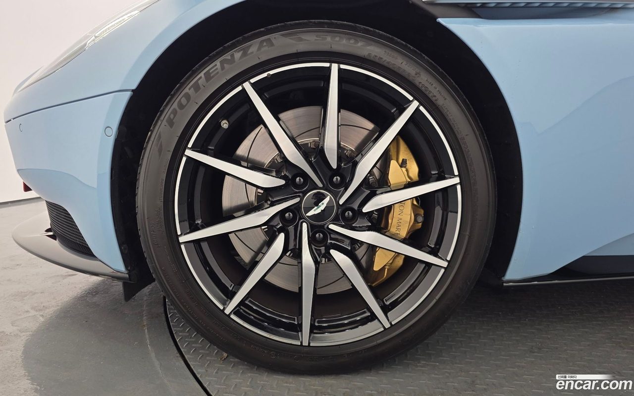 Aston Martin DB11 2022 — 5