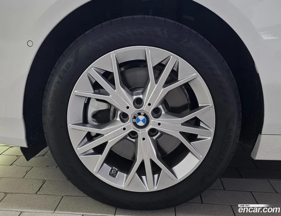 BMW 1 Series 120 2025 — thumbnail 2