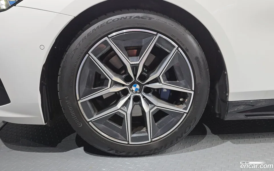 BMW 5 Series 520i M 2024 — thumbnail 2