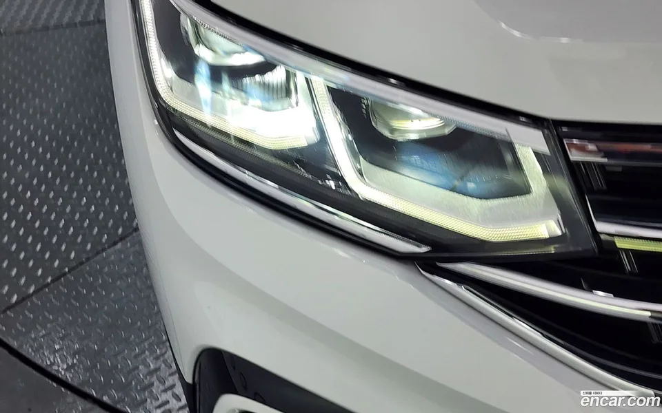 Volkswagen Tiguan Allspace 2.0 TSI 2023 — thumbnail 2