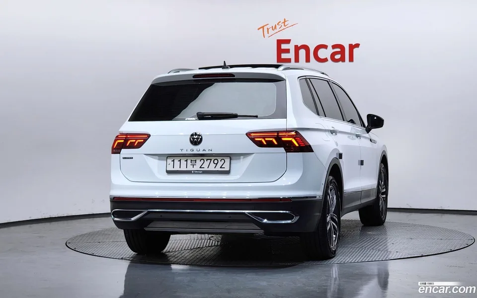 Volkswagen Tiguan Allspace 2.0 TSI 2023 — thumbnail 4