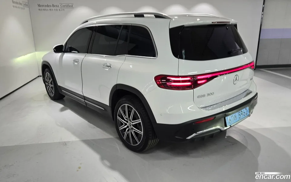 Mercedes-Benz EQB EQB300 4MATIC AMG 2025 — thumbnail 3