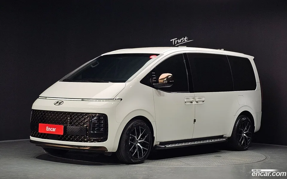 Hyundai Staria 5 2025 — photo 1, buy with delivery to Moscow