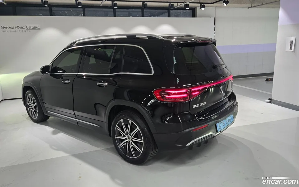 Mercedes-Benz EQB EQB300 4MATIC AMG 2025 — thumbnail 3