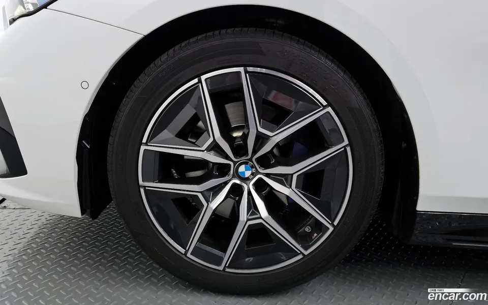 BMW 5 Series 520i M 2023 — thumbnail 2