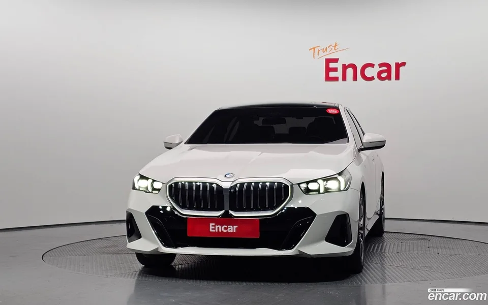 BMW 5 Series 520i M 2023 — thumbnail 3
