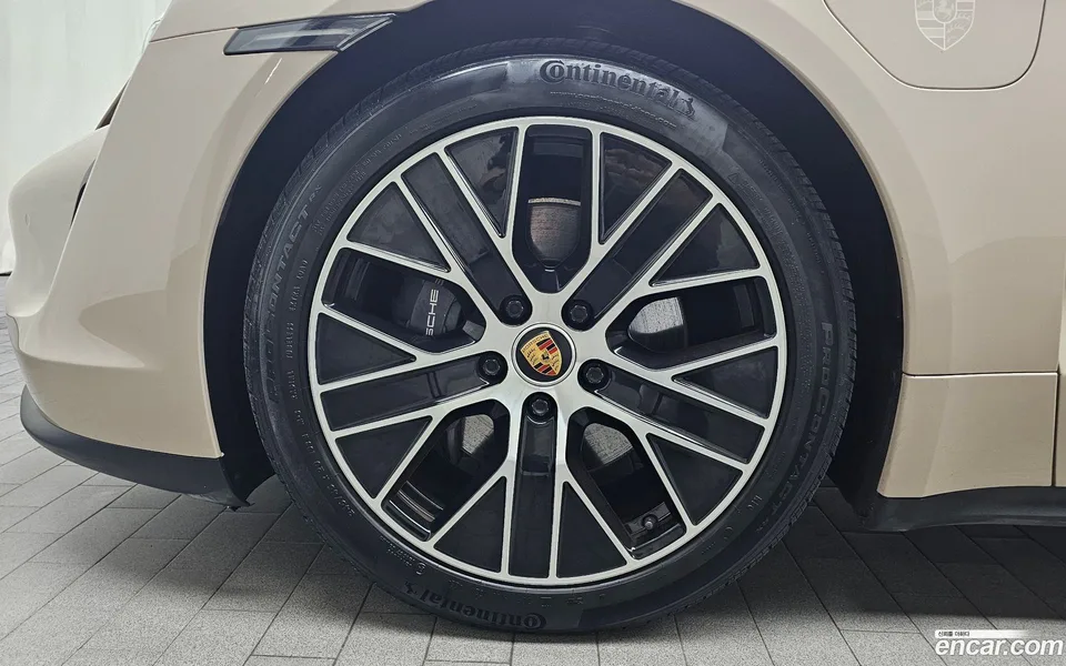 Porsche Taycan 2023 — thumbnail 2