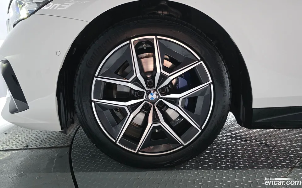 BMW 5 Series 520i M 2025 — thumbnail 2