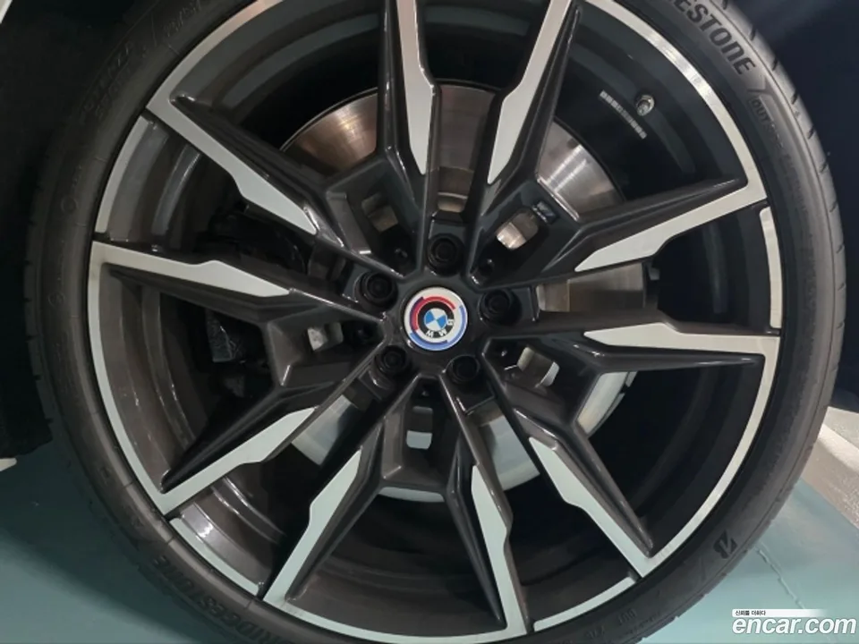 BMW 8 Series M850i xDrive 2025 — thumbnail 2