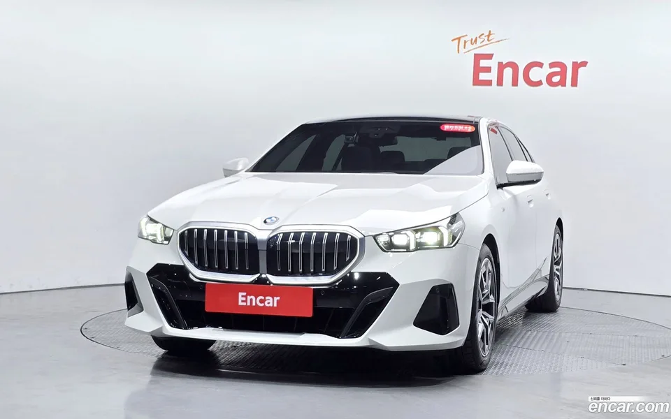 BMW 5 Series 520i M 2023 — thumbnail 3