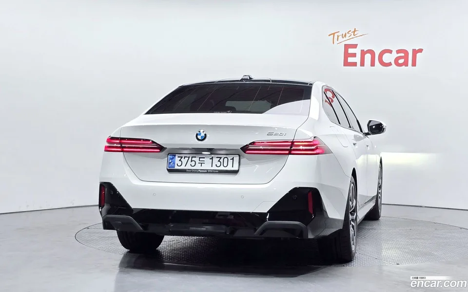BMW 5 Series 520i M 2023 — thumbnail 4