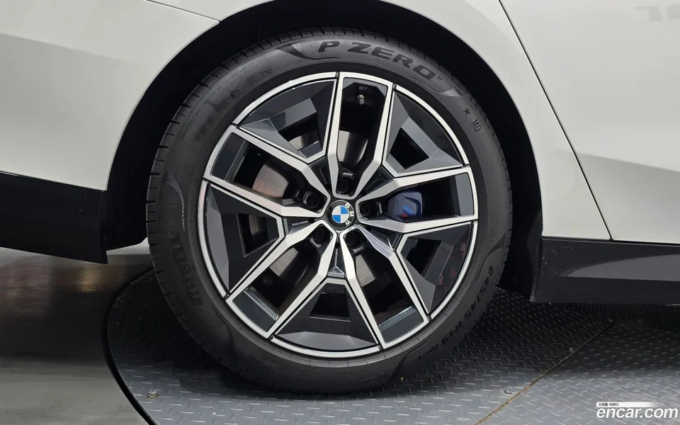 BMW 5 Series 520i M 2023 — thumbnail 5