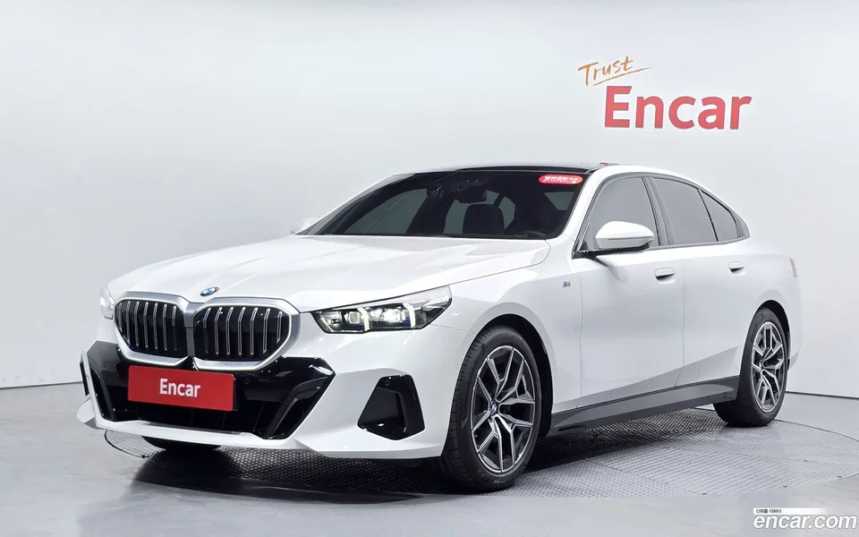 BMW 5 Series 520i M 2023 — photo 1, buy with delivery to Moscow