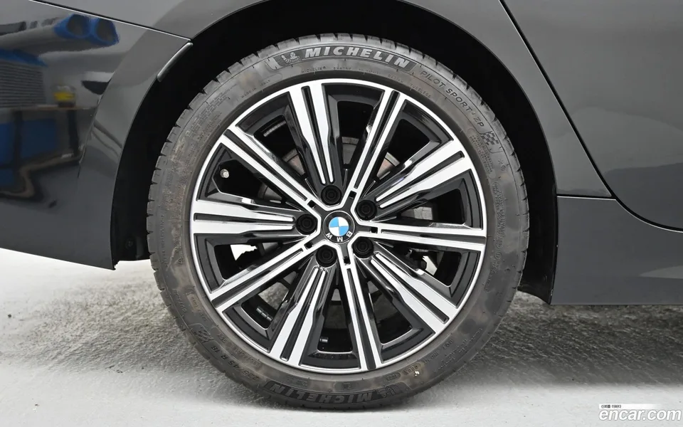 BMW 3 Series 320i 2025 — thumbnail 2