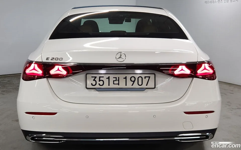 Mercedes-Benz E-Class E200 2025 — thumbnail 4