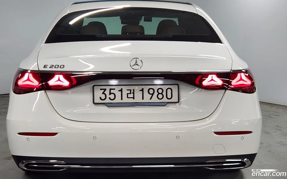 Mercedes-Benz E-Class E200 2025 — thumbnail 4