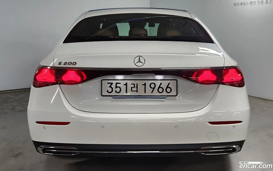 Mercedes-Benz E-Class E200 2025 — thumbnail 4