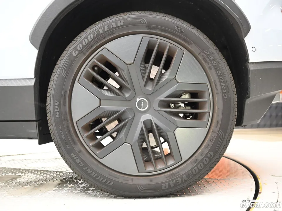 Volvo EX30 Cross Country 2025 — миниатюра 2
