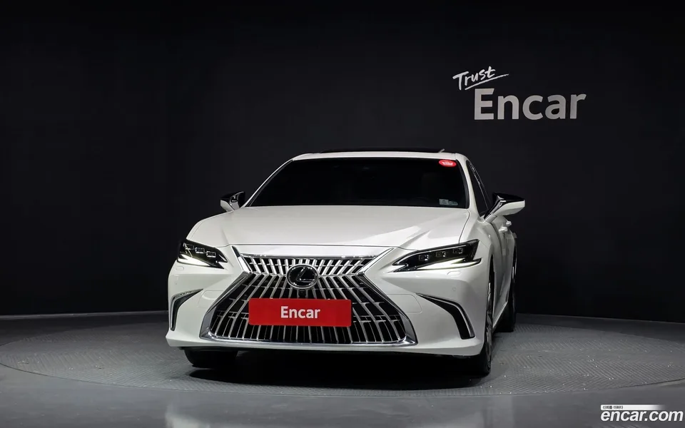 Lexus ES 300h 2025 — thumbnail 3