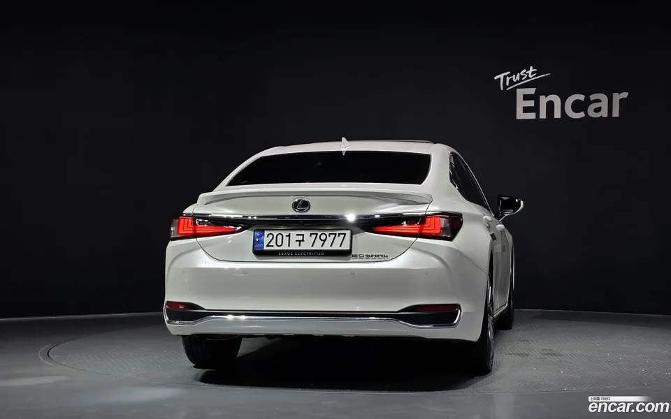 Lexus ES 300h 2025 — thumbnail 4