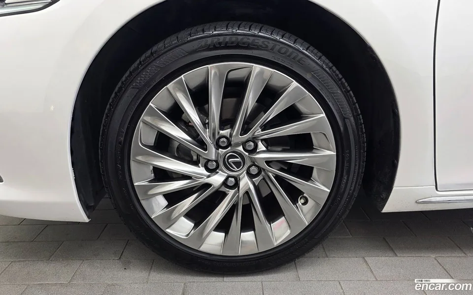 Lexus ES 300h 2025 — thumbnail 5
