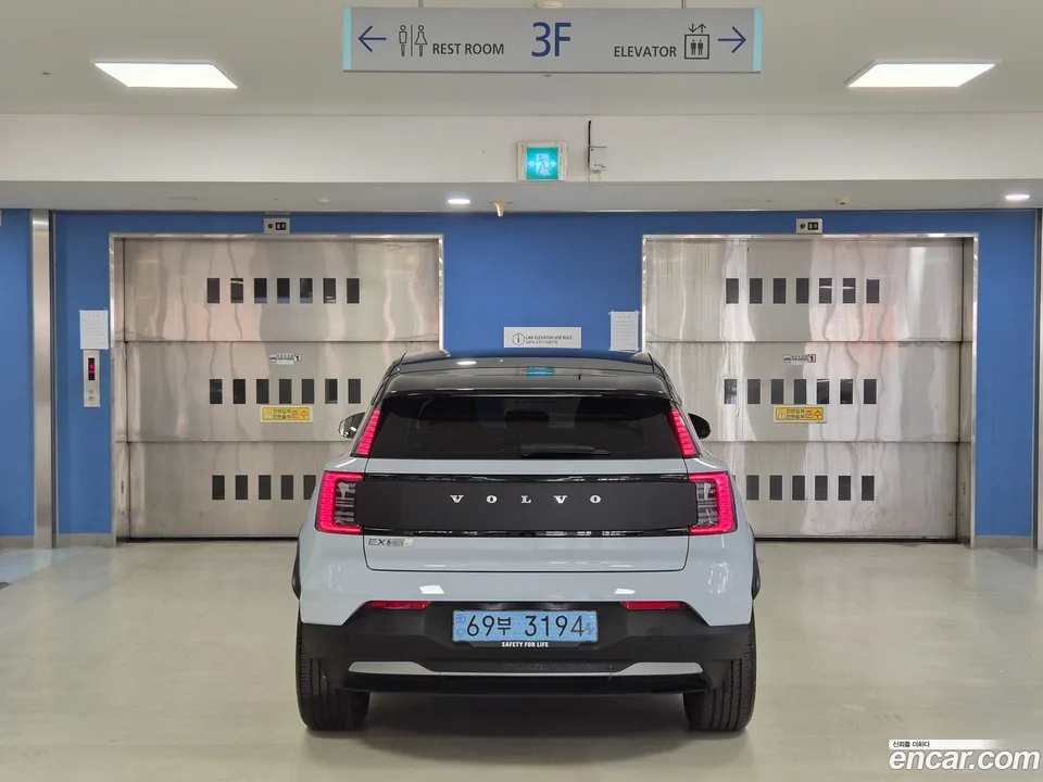 Volvo EX30 Cross Country 2025 — thumbnail 4