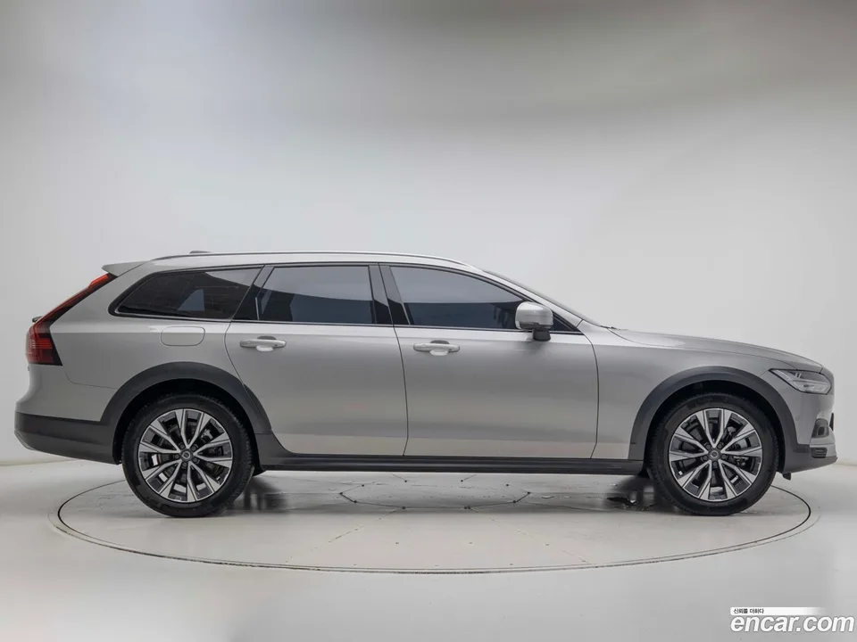 Volvo V90 Cross Country B5 AWD 2023 — thumbnail 2