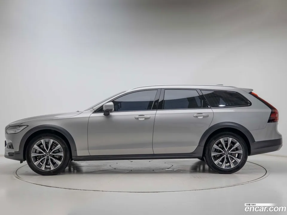 Volvo V90 Cross Country B5 AWD 2023 — thumbnail 3