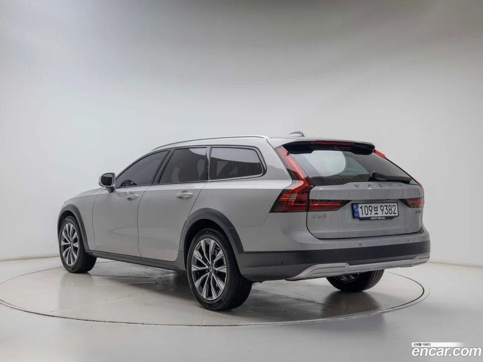Volvo V90 Cross Country B5 AWD 2023 — thumbnail 4