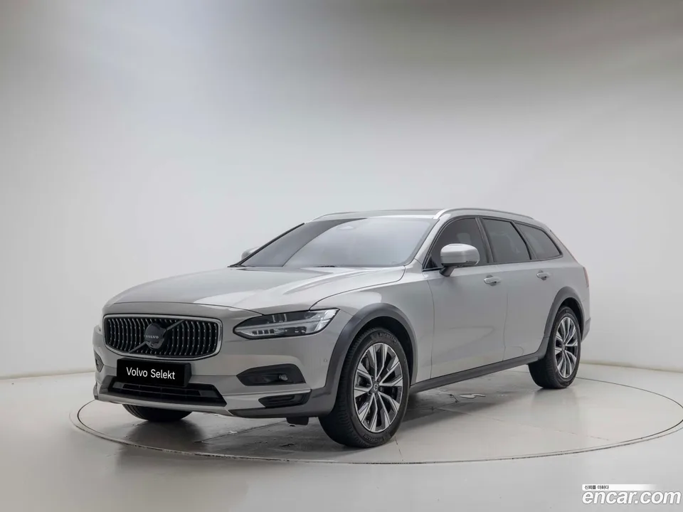 Volvo V90 Cross Country B5 AWD 2023 — photo 1, buy with delivery to Moscow