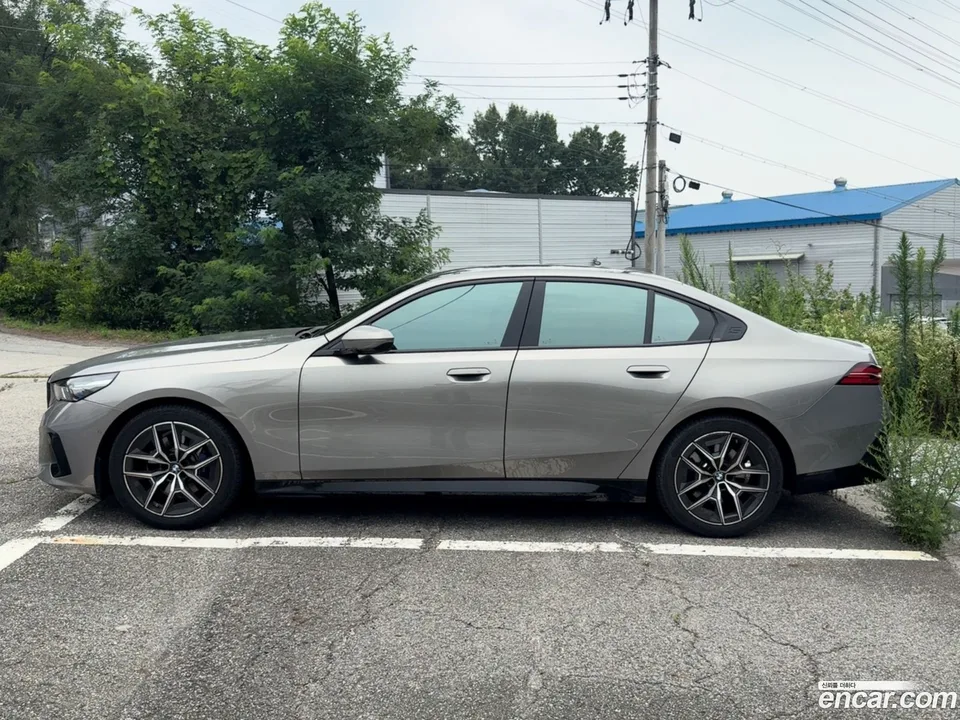 BMW 5 Series 520i M 2026 — thumbnail 3