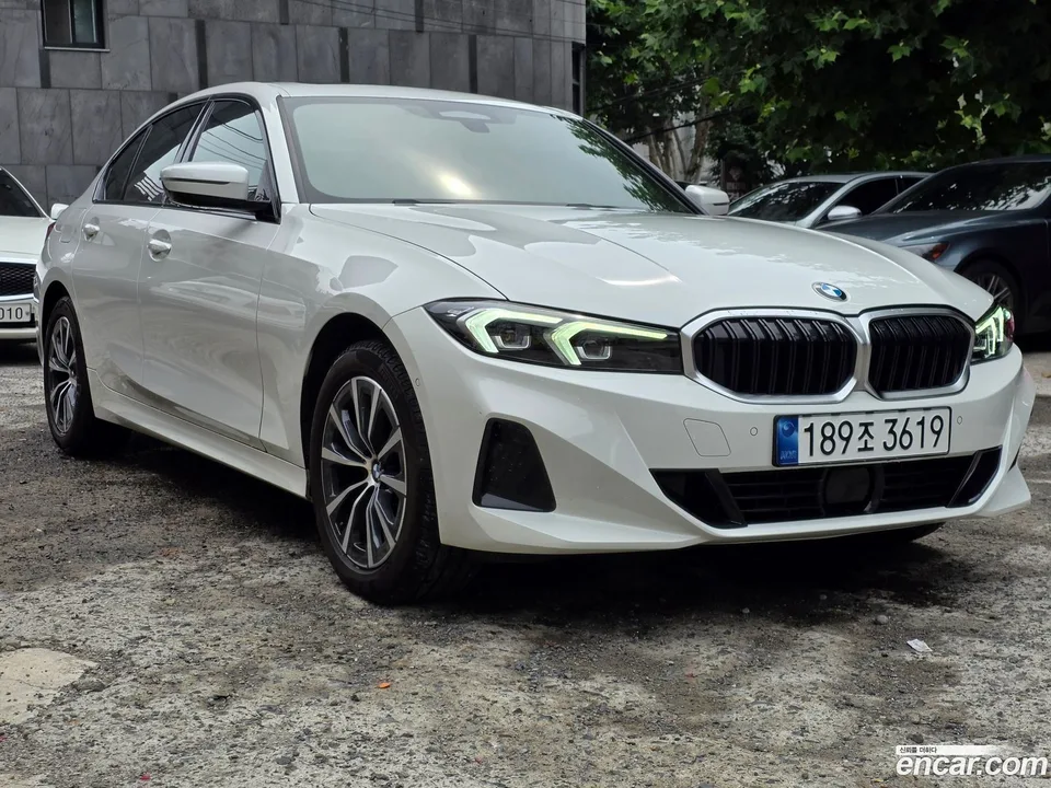 BMW 3 Series 320i 2023 — thumbnail 3