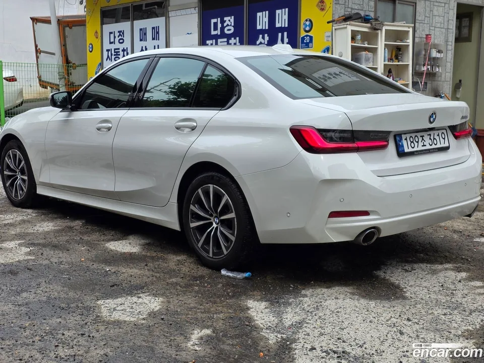 BMW 3 Series 320i 2023 — thumbnail 4
