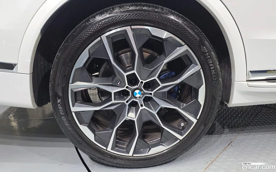BMW X7 xDrive 40i M 7 2023 — thumbnail 2
