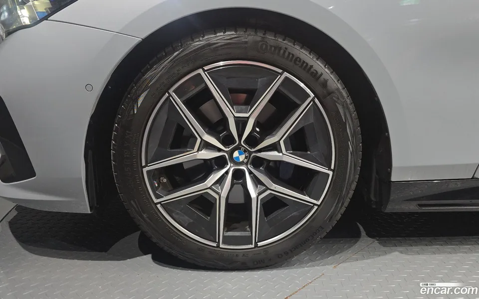 BMW 5 Series 520i M 2025 — thumbnail 2