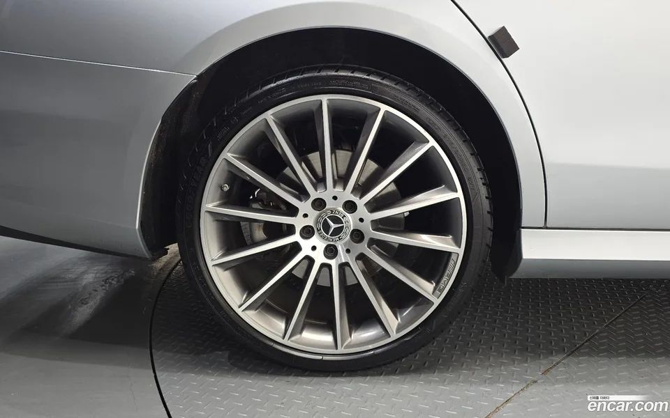 Mercedes-Benz E-Class E350 4MATIC AMG Line 2022 — thumbnail 5