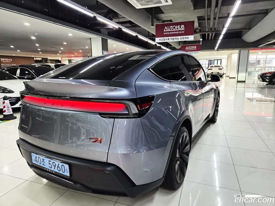 Tesla Model Y AWD 2025 — thumbnail 4
