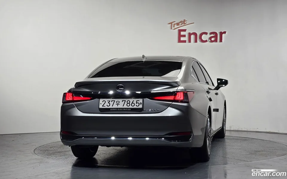 Lexus ES 300h 2024 — thumbnail 4