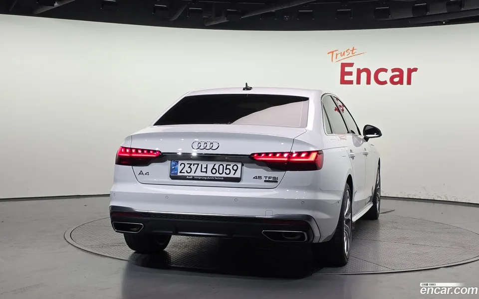 Audi A4 45 TFSI 2023 — thumbnail 4
