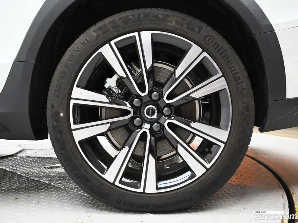 Volvo V60 Cross Country B5 AWD 2025 — thumbnail 2