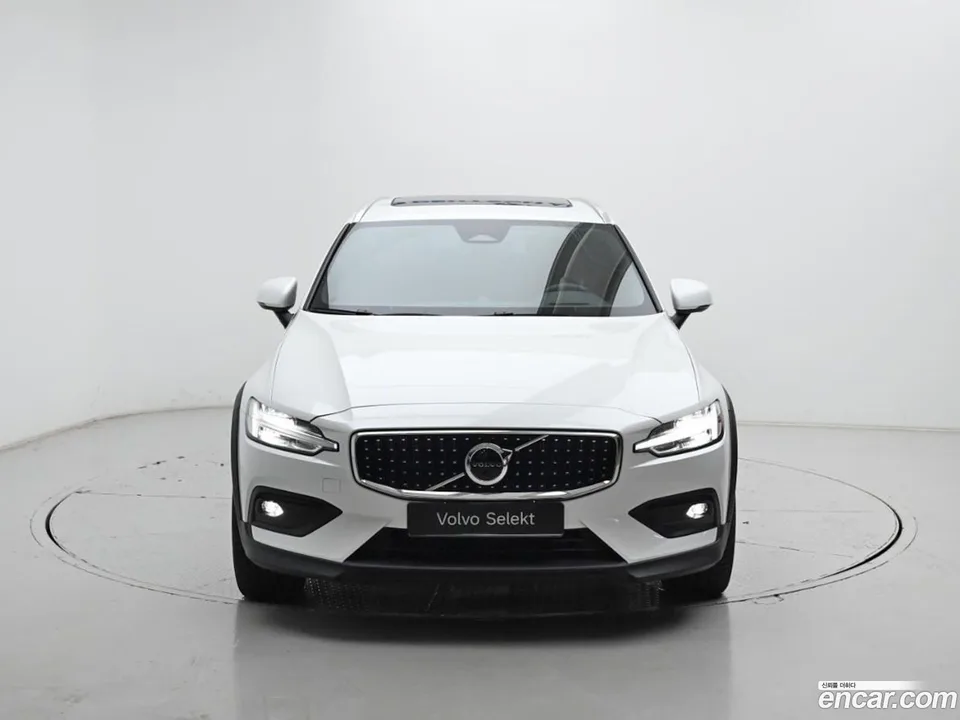 Volvo V60 Cross Country B5 AWD 2025 — thumbnail 3