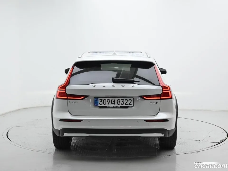 Volvo V60 Cross Country B5 AWD 2025 — thumbnail 4