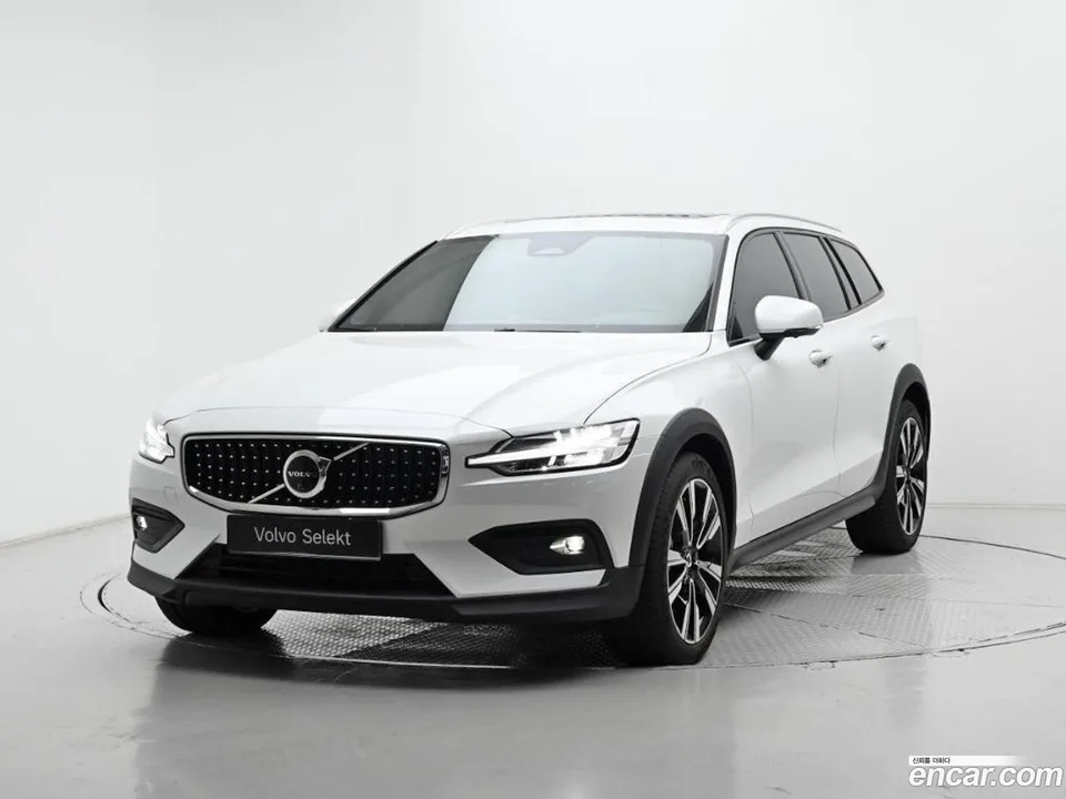 Volvo V60 Cross Country B5 AWD 2025 — photo 1, buy with delivery to Moscow