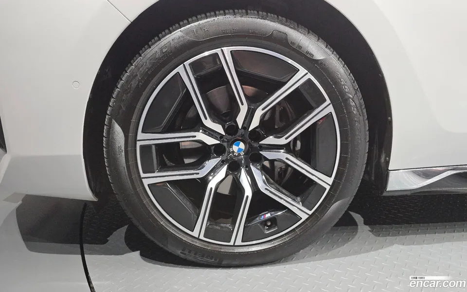 BMW 7 Series 740d xDrive M 2023 — thumbnail 2