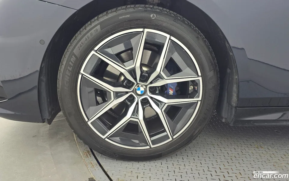 BMW 5 Series 520i M 2023 — thumbnail 2