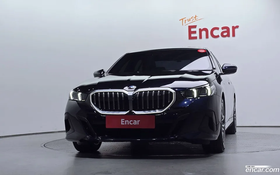BMW 5 Series 520i M 2023 — thumbnail 3